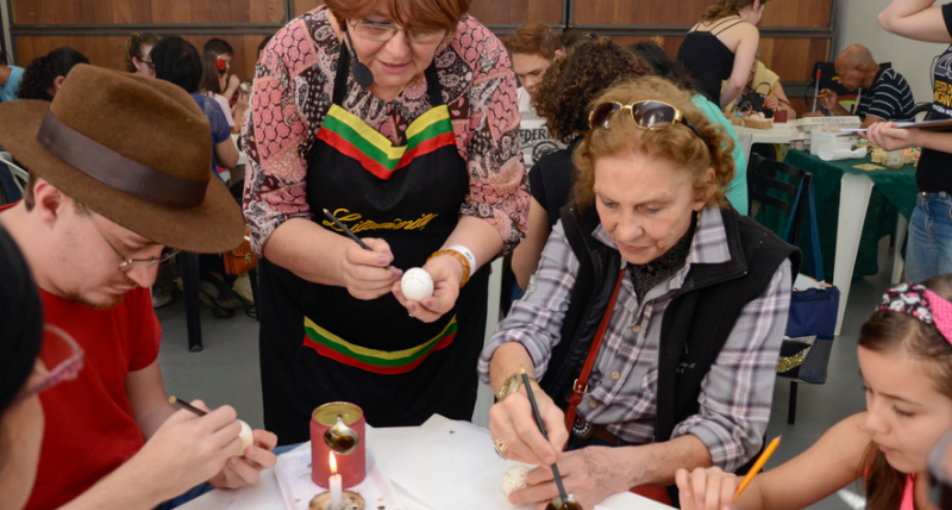 Foto de oficina de artesanato na Festa do Imigrante